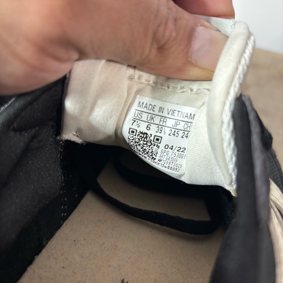 Women’s Adidas (GW5609) Sneakers Size 7.5 - Picture 9 of 11